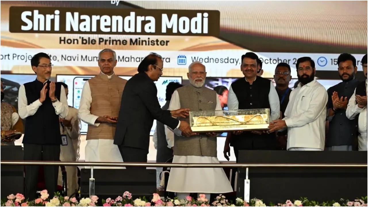 यह भारत की सबसे बड़ी ग्रीनफील्ड हवाई अड्डा परियोजना है, जिसे सार्वजनिक-निजी भागीदारी (पीपीपी) मॉडल के तहत विकसित किया गया है, और यह मुंबई महानगर क्षेत्र (एमएमआर) में सेवा प्रदान करने वाला दूसरा अंतरराष्ट्रीय हवाई अड्डा है.