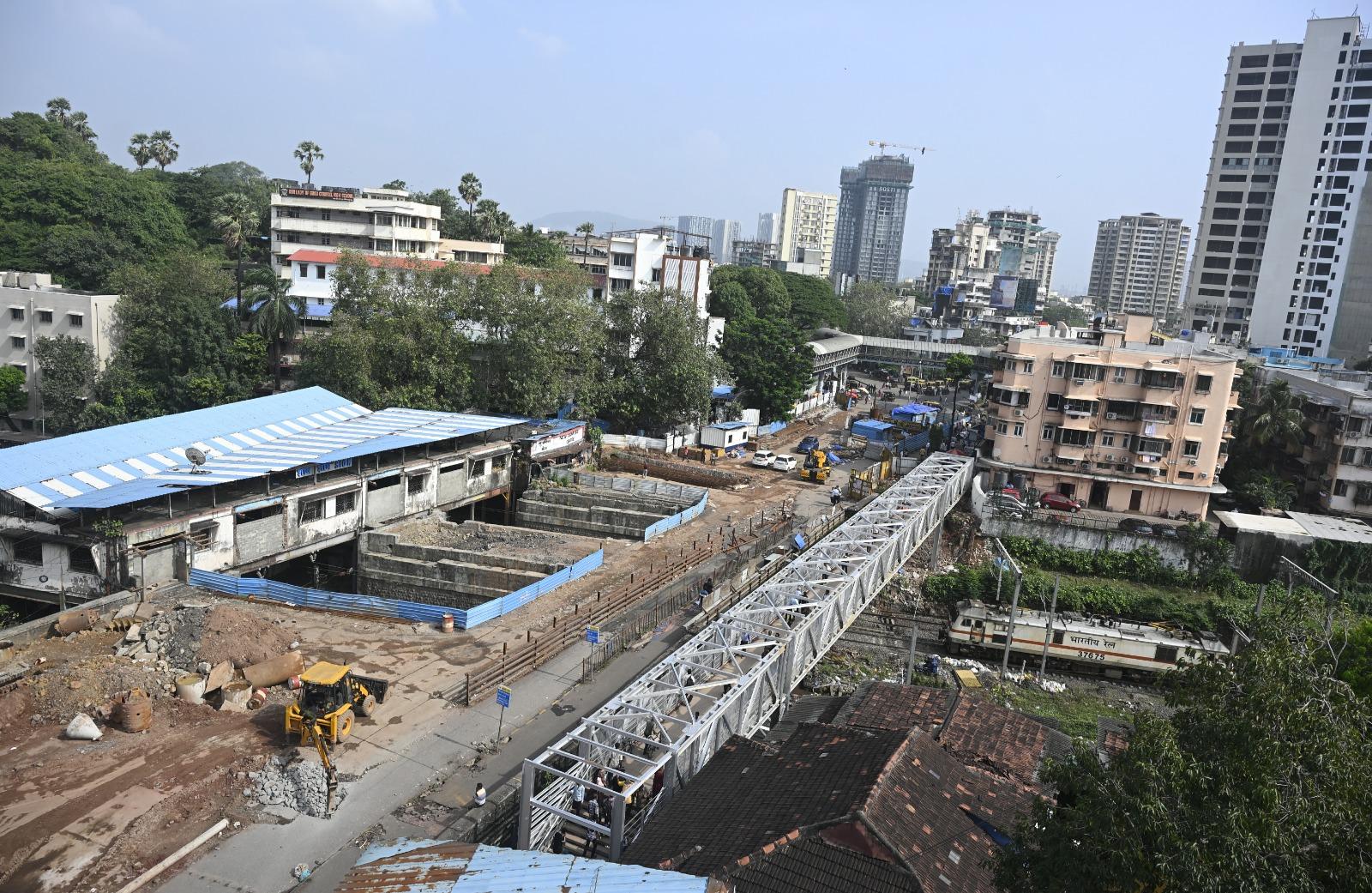 इससे दो अतिरिक्त रेलवे लाइनों के लिए जगह खाली होगी, जो कुर्ला और दादर के बीच प्रस्तावित पाँचवीं और छठी लाइन विस्तार परियोजना के लिए अत्यंत महत्वपूर्ण है.