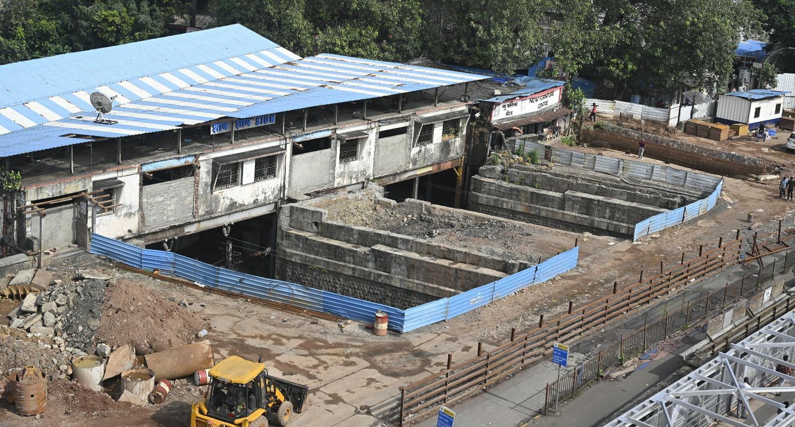 इसके अलावा, रेलवे वाले हिस्से पर पुल के स्पैन को मौजूदा 40 मीटर से बढ़ाकर 51 मीटर किया जाएगा, जिससे ट्रेन परिचालन में अधिक सुविधा और सुरक्षा सुनिश्चित की जा सकेगी.