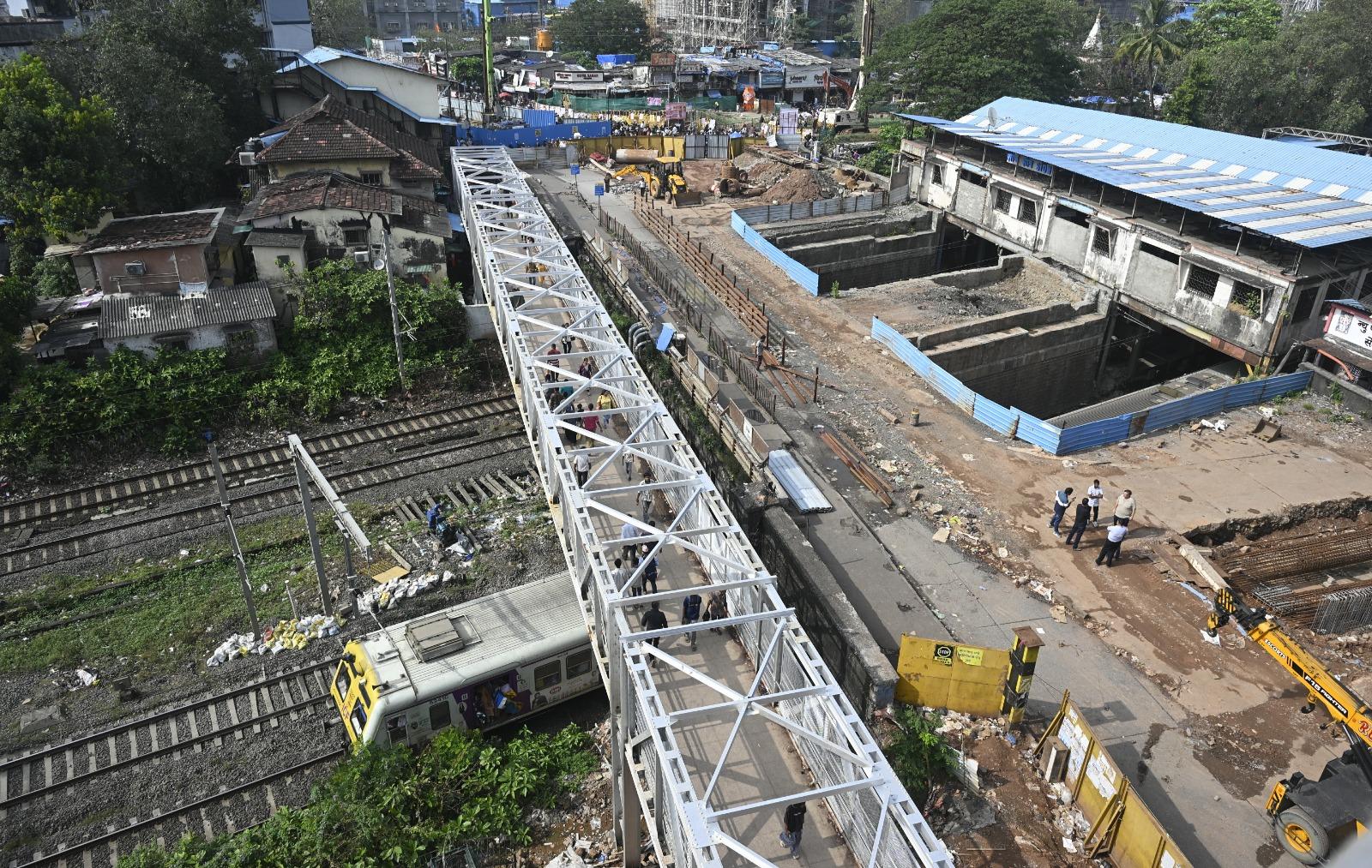 बीएमसी और रेलवे दोनों ही एजेंसियां इस परियोजना को प्राथमिकता पर ले रही हैं. बीएमसी अधिकारियों के अनुसार, मानसून से पहले मई 2026 तक नया पुल पूरी तरह तैयार कर यातायात के लिए चालू करने का लक्ष्य रखा गया है.