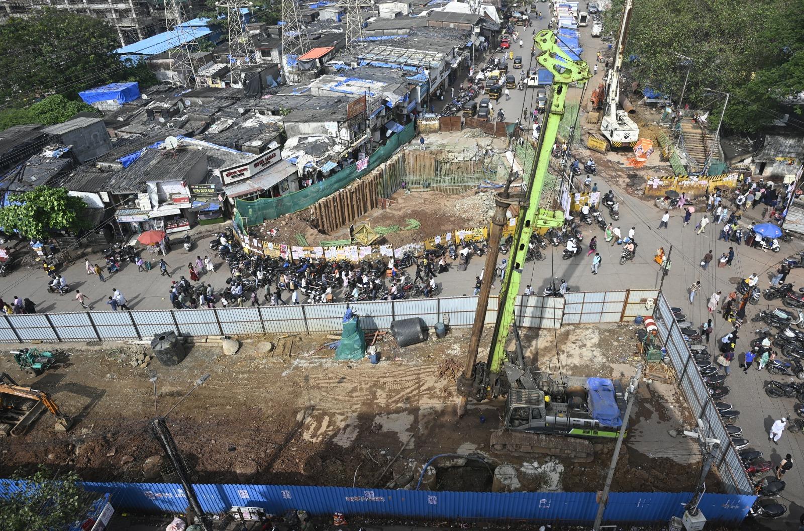 रिपोर्ट में कहा गया था कि 110 वर्ष पुराना यह पुल रेलवे लाइनों के ऊपर चालू रखने के लिए “बेहद जोखिम भरा” है, क्योंकि इसकी आयु समाप्त हो चुकी है.