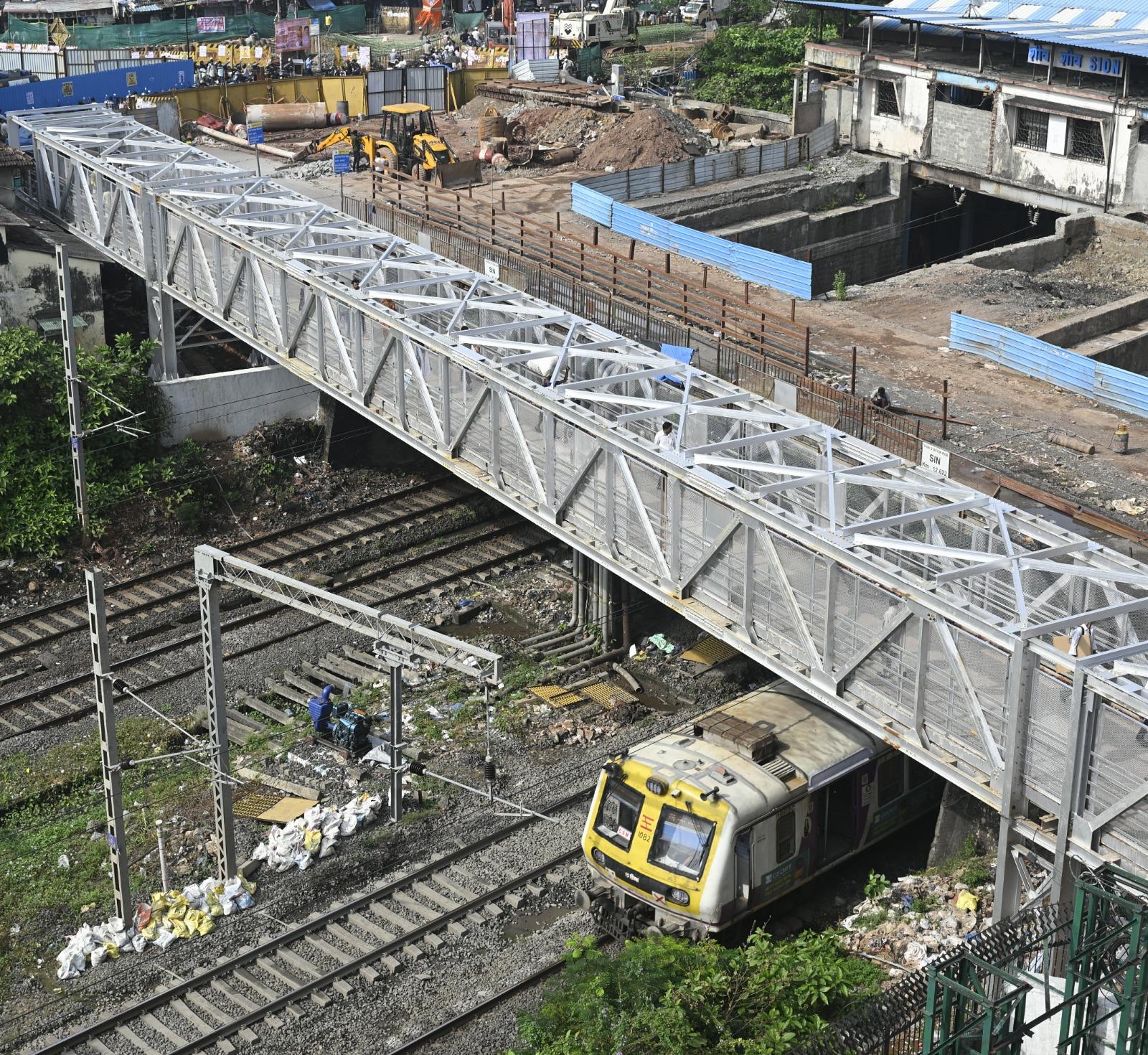 नई योजना की खास बात यह है कि रेलवे क्षेत्र में पुल के नीचे अब कोई सपोर्टिंग स्पैन नहीं होगा.