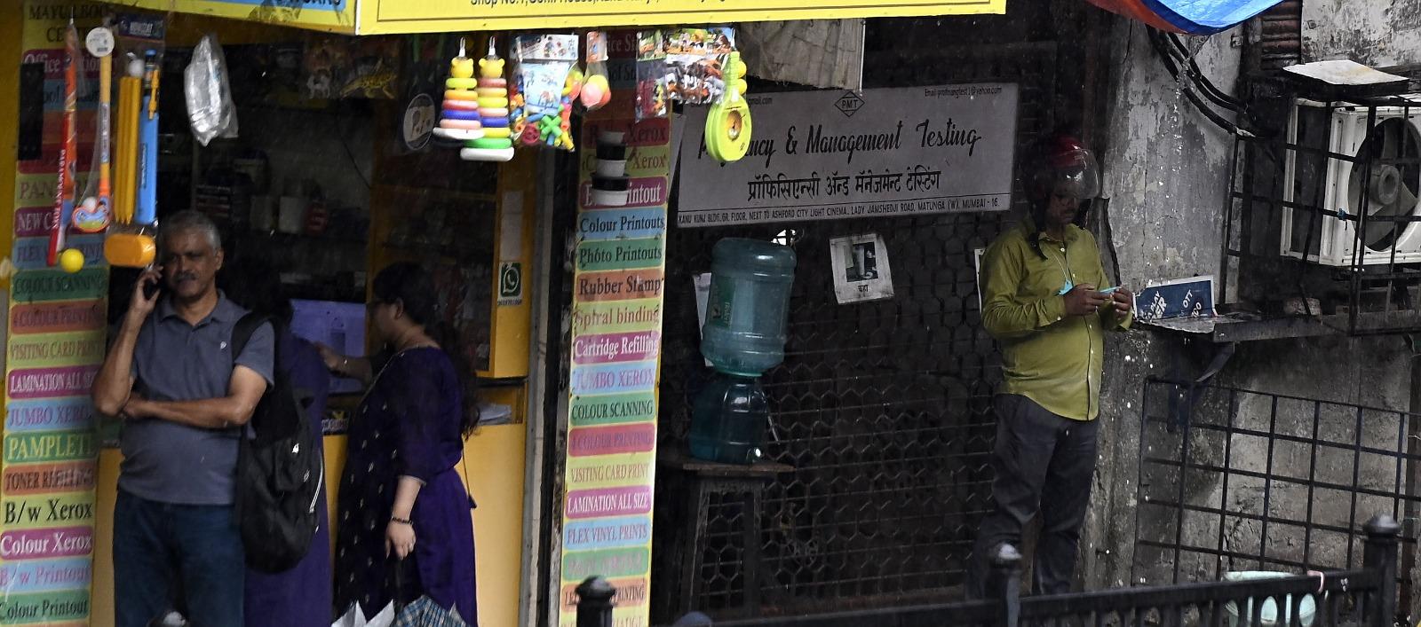 मानसून की बारिश और पोस्ट-मॉनसून बारिश — दोनों की प्रकृति अलग होती है. जहाँ मानसून के दौरान लगातार बारिश होती है, वहीं इस समय की बारिश कम समय में तीव्र बौछारों के रूप में होती है.