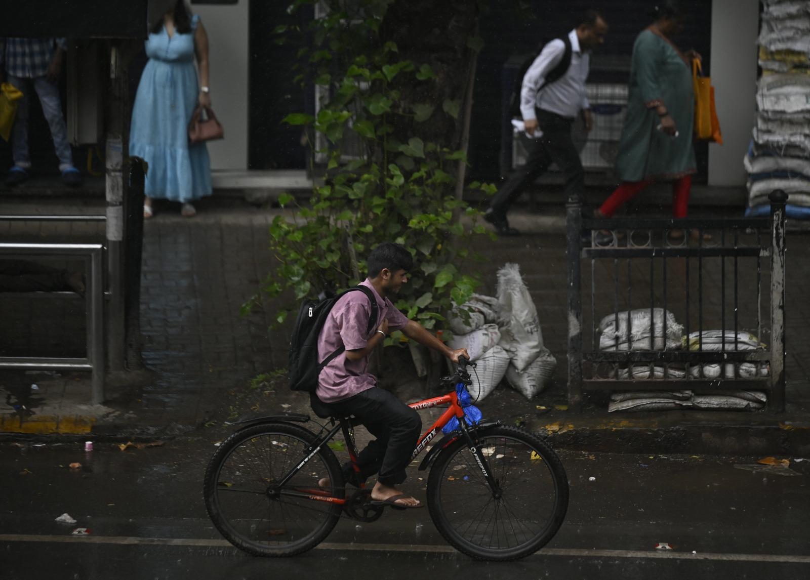 विभाग ने नागरिकों को सतर्क रहने की सलाह दी है, क्योंकि इस तरह की बारिश सड़क यातायात और स्थानीय ट्रेनों की रफ़्तार पर असर डाल सकती है.