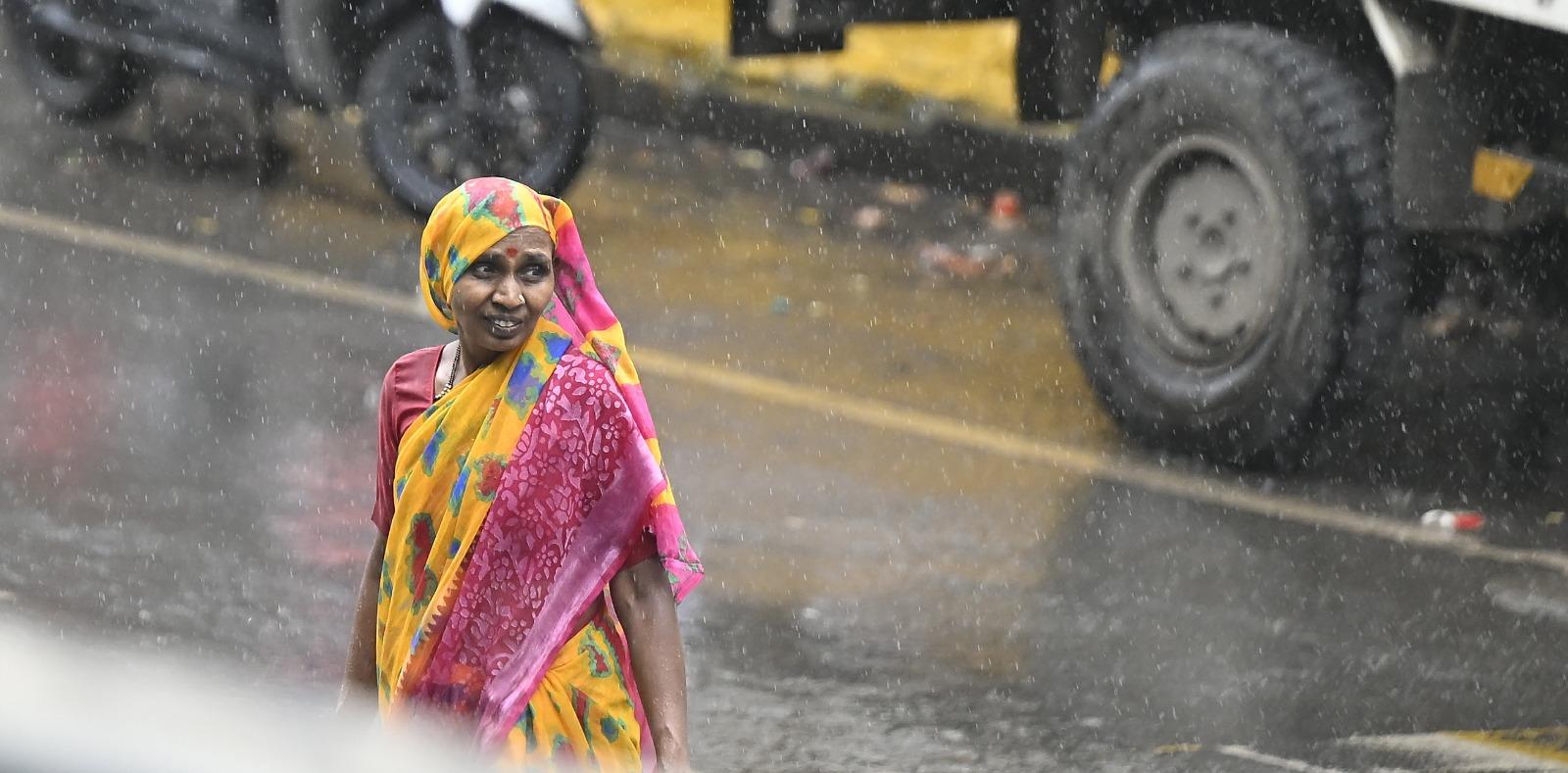 यह नमी वातावरण में इकट्ठा होकर स्थानीय स्तर पर गरज-चमक के साथ बौछारों को जन्म दे रही है.