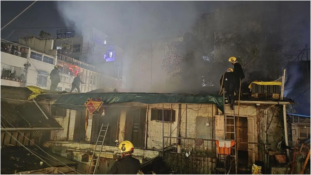 पुणे फायर ब्रिगेड के अधिकारियों ने बताया कि ज़्यादातर आग पटाखों या सजावटी लाइटों की वजह से लगी. तस्वीर: अर्चना दहीवाल पुणे फायर ब्रिगेड के अधिकारियों ने बताया कि ज़्यादातर आग पटाखों या सजावटी लाइटों की वजह से लगी. तस्वीर: अर्चना दहीवाल