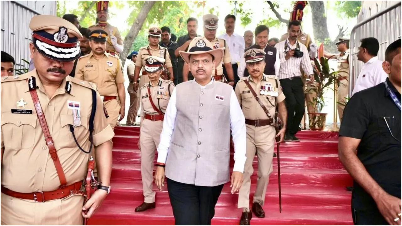 बाद में मुख्यमंत्री ने मृतक पुलिसकर्मियों के परिवारों, वरिष्ठ पुलिस अधिकारियों और समारोह में उपस्थित अतिथियों से बातचीत की. तस्वीर/ @CMOMaharashtra ON X