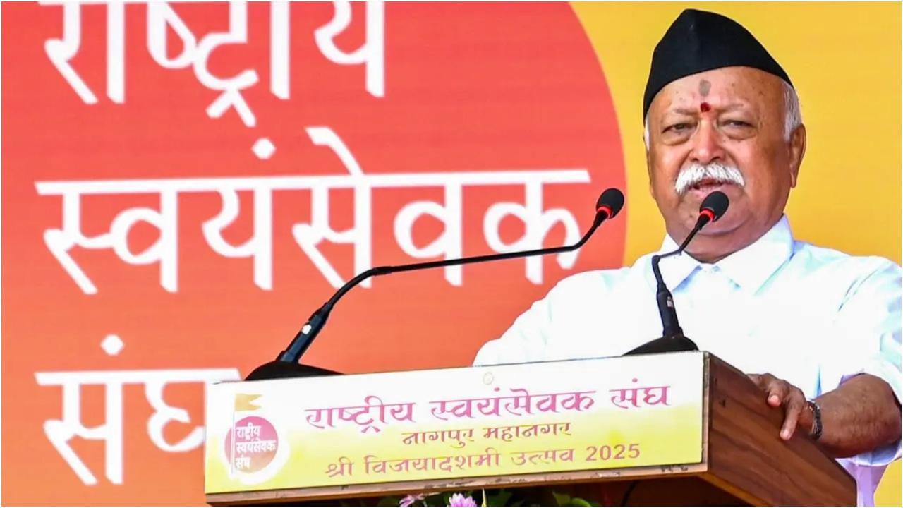 आरएसएस प्रमुख मोहन भागवत `राष्ट्रीय स्वयंसेवक संघ विजयादशमी उत्सव 2025` के दौरान बोलते हैं. तस्वीर/पीटीआई