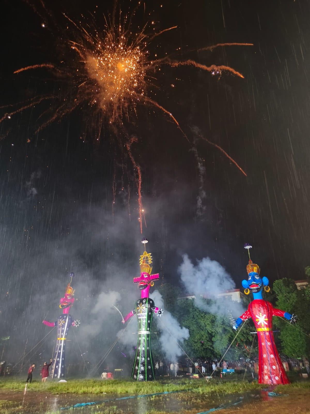 रावण का विशाल पुतला आग की लपटों में जलते हुए भक्तों ने उसकी बुराई पर अच्छाई की जीत का प्रतीक समझकर उत्साहपूर्वक नमन किया.
