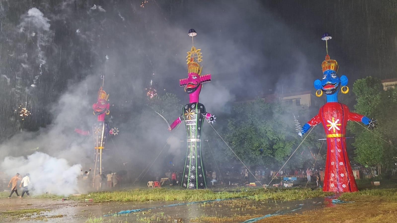 आयोजकों ने पुतलों को सजाने के लिए रंग-बिरंगी रोशनी, फूलों और पारंपरिक सजावट का उपयोग किया, जिससे दृश्य अत्यंत आकर्षक बन गया. 