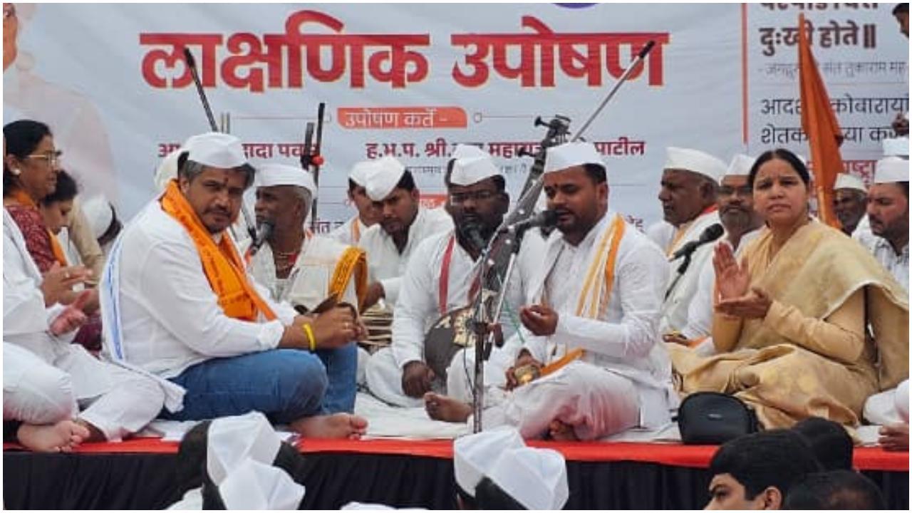 Iकर्जमाफी और किसान राहत के लिए रोहित पवार ने शुरू किया विरोध प्रदर्शन