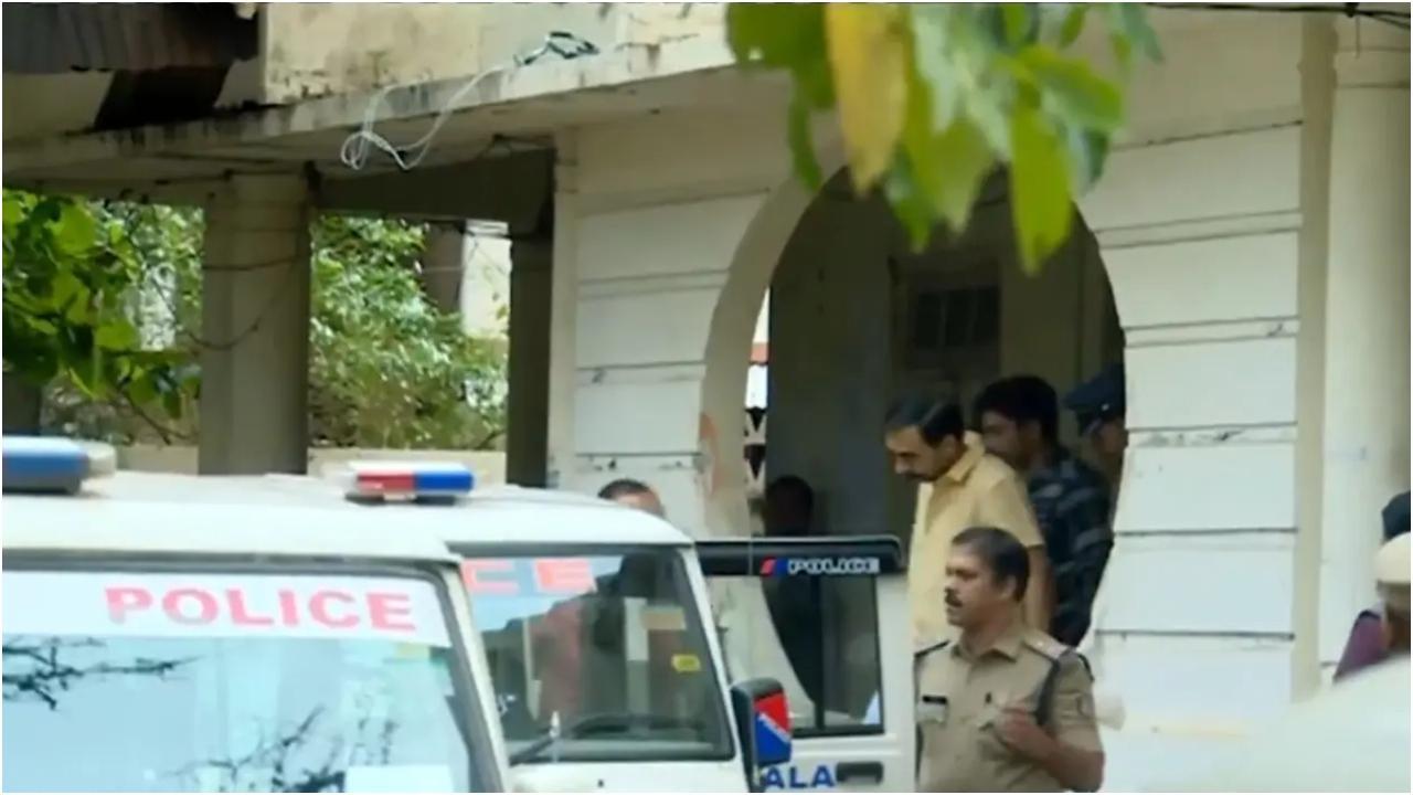 एसआईटी ने तिरुवनंतपुरम स्थित अपराध शाखा कार्यालय में 14 घंटे से ज़्यादा की पूछताछ के बाद उन्नीकृष्णन पोट्टी को गिरफ़्तार कर लिया. तस्वीर/पीटीआई