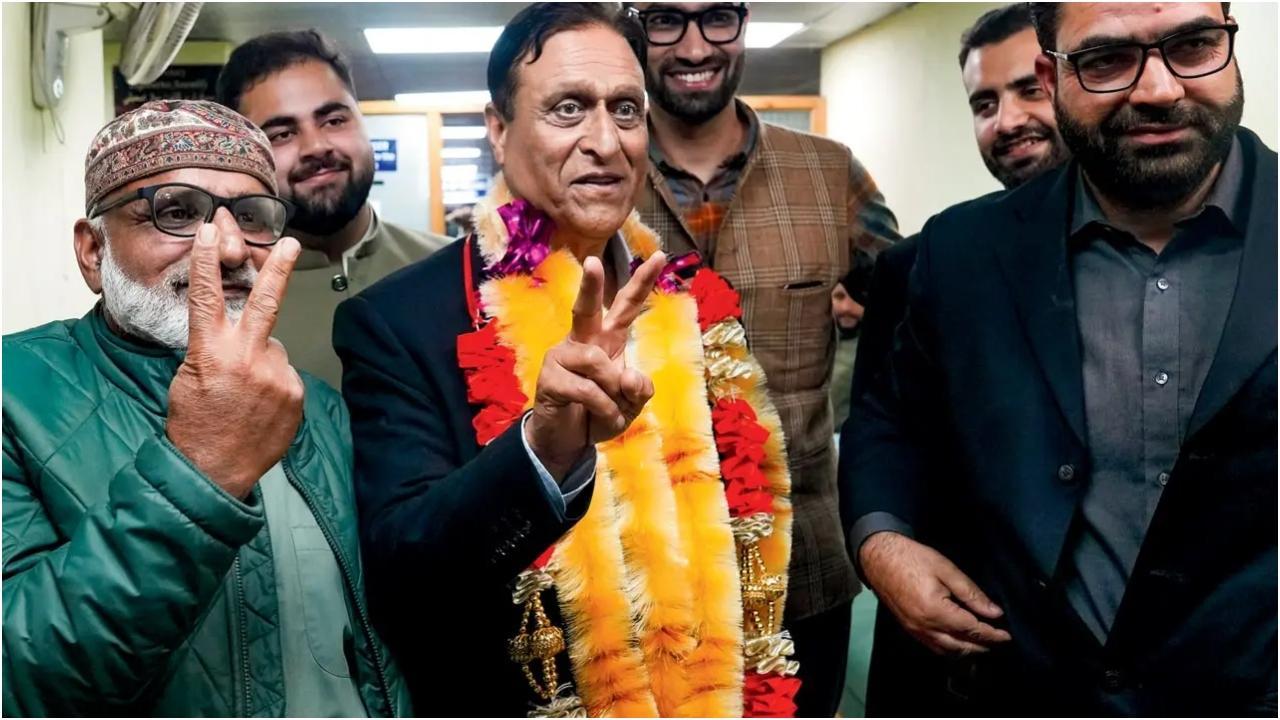 नेशनल कॉन्फ्रेंस के चौधरी मोहम्मद रमज़ान जीत के बाद जश्न मनाते हुए. तस्वीर/पीटीआई