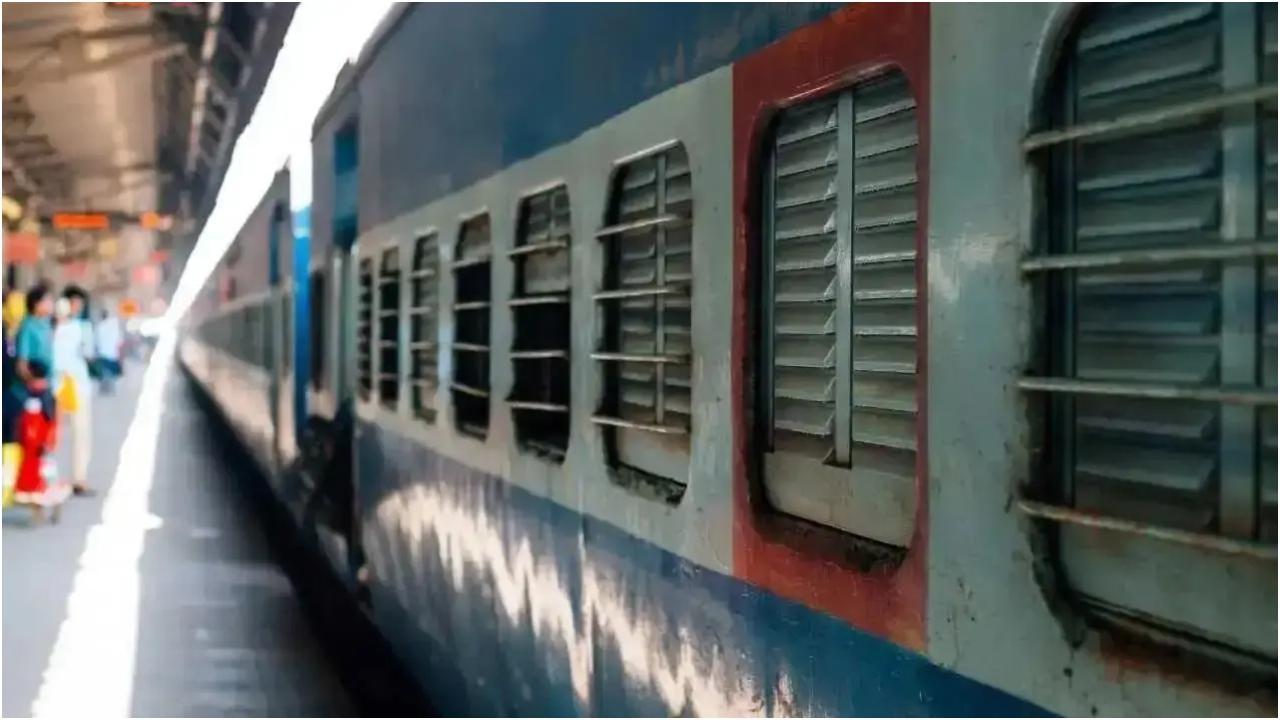 महाराष्ट्र सरकार ने आधिकारिक तौर पर औरंगाबाद रेलवे स्टेशन का नाम बदलकर छत्रपति संभाजीनगर स्टेशन कर दिया है. प्रतीकात्मक तस्वीर/फ़ाइल