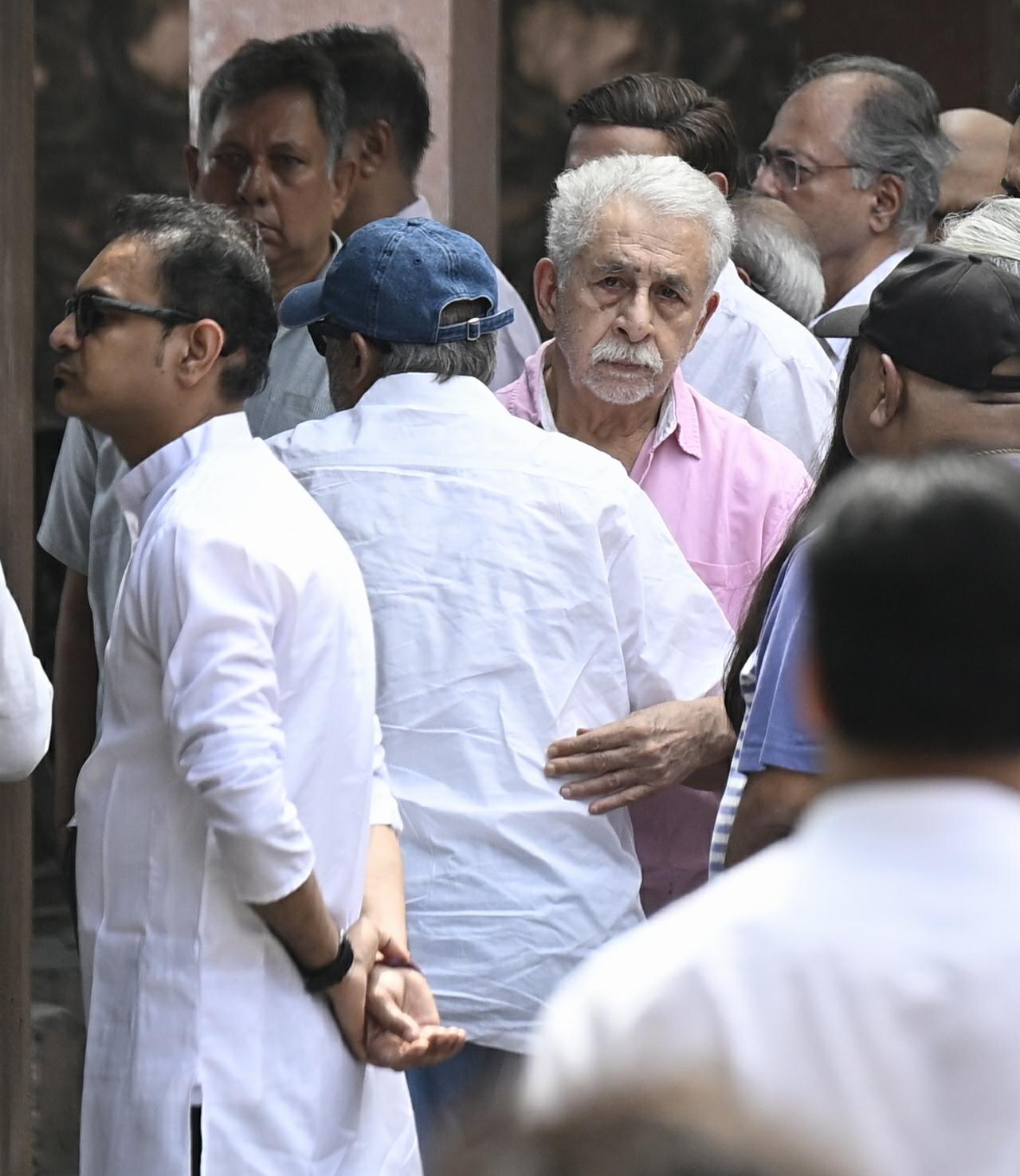 नसीरुद्दीन शाह भी इस दौरान भावुक दिखाई दिए.