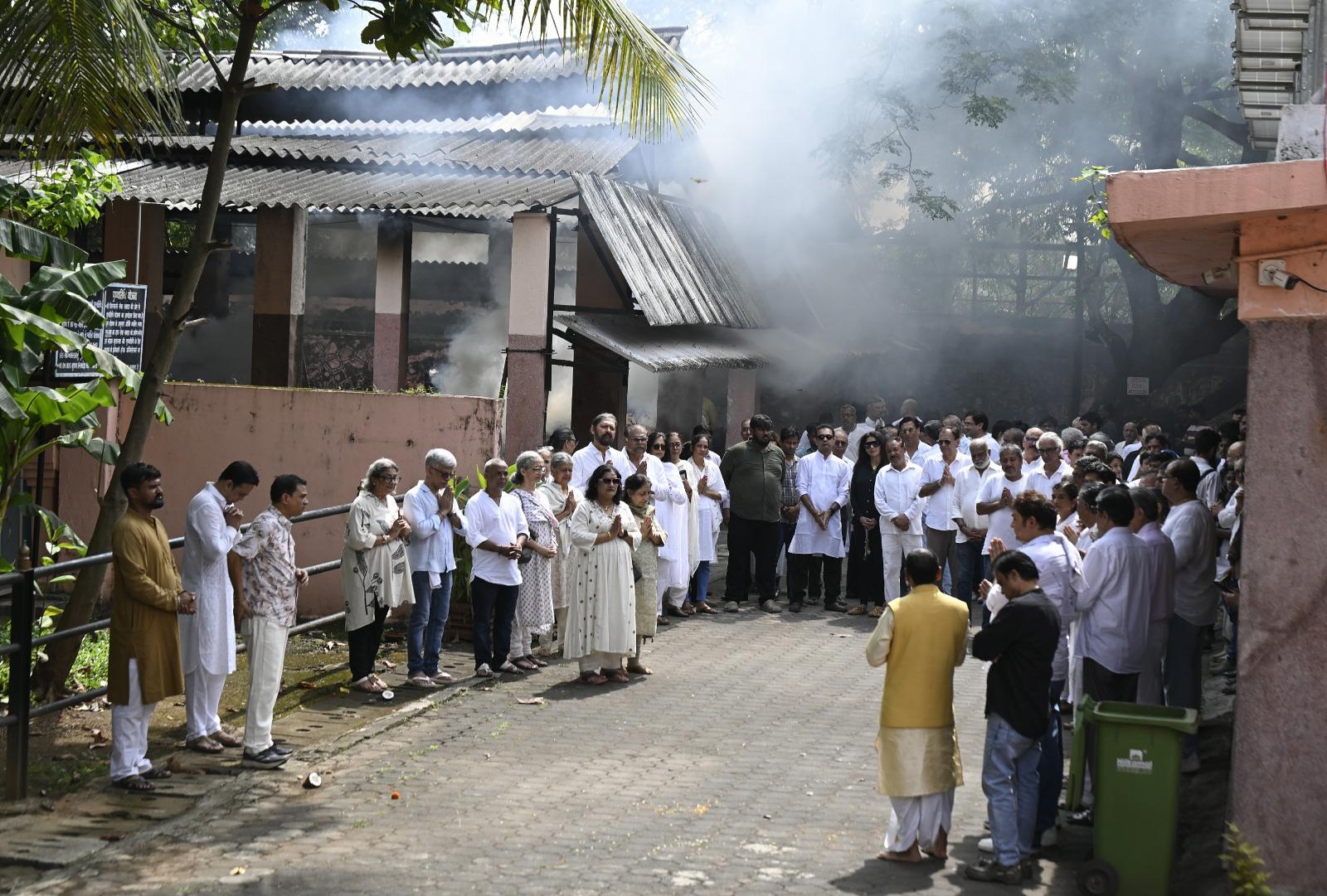 मुंबई के विले पार्ले पश्चिम स्थित पवन हंस श्मशान में अदाकारा रत्ना पाठक शाह अपने पति नसीरुद्दीन शाह के साथ दिखाई दी.