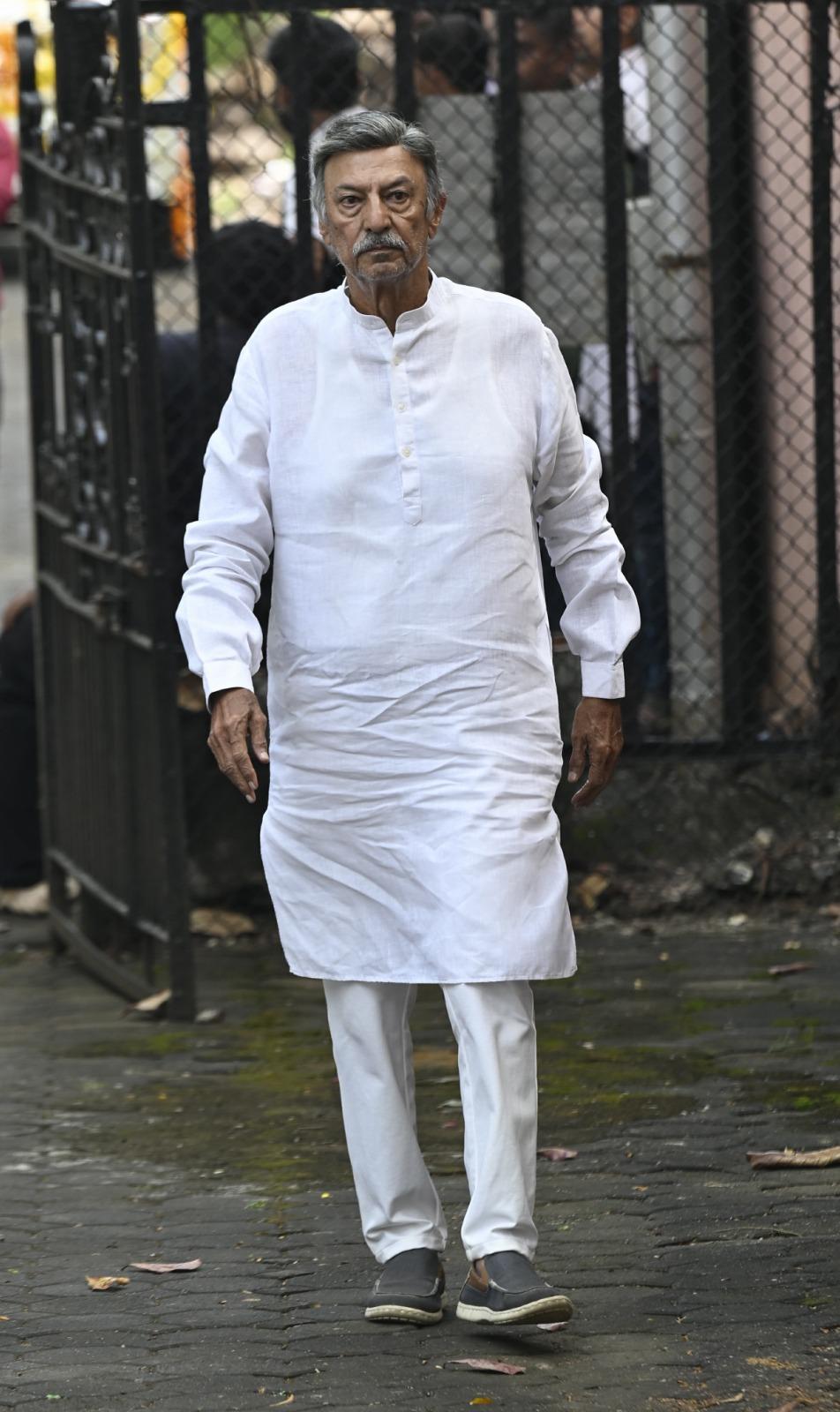 सुरेश ओबेरॉय भी शोक व्यक्त करने पहुंचे.