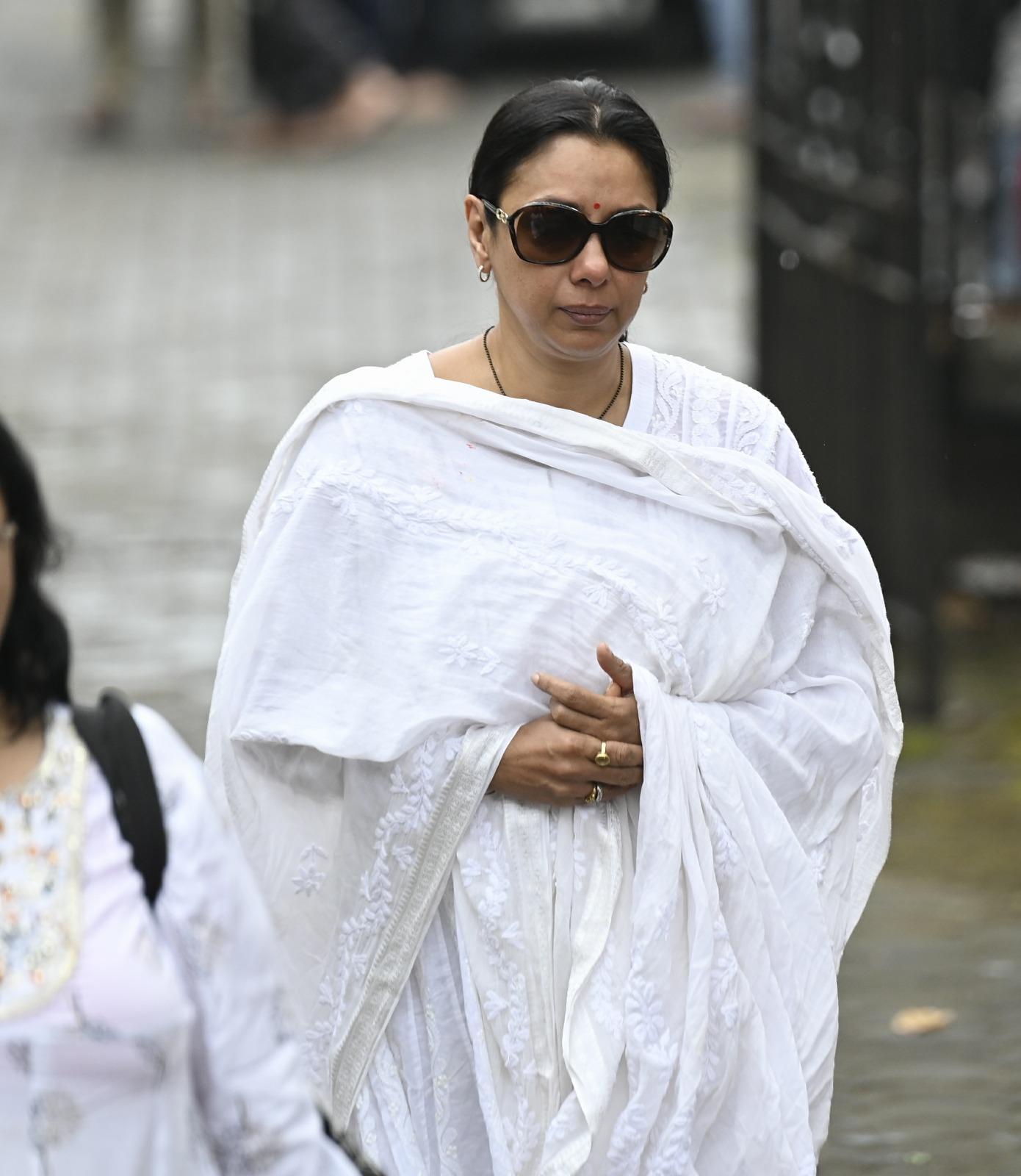 अभिनेता सतीश शाह की पॉपुलर टेलीविजन शो ‘साराभाई बनाम साराभाई’ के सह-कलाकार रूपाली गांगुली, सुमीत राघवन, राजेश कुमार और रत्ना पाठक शाह भी इस दौरान उन्हें अंतिम विदाई देने पहुंचे.