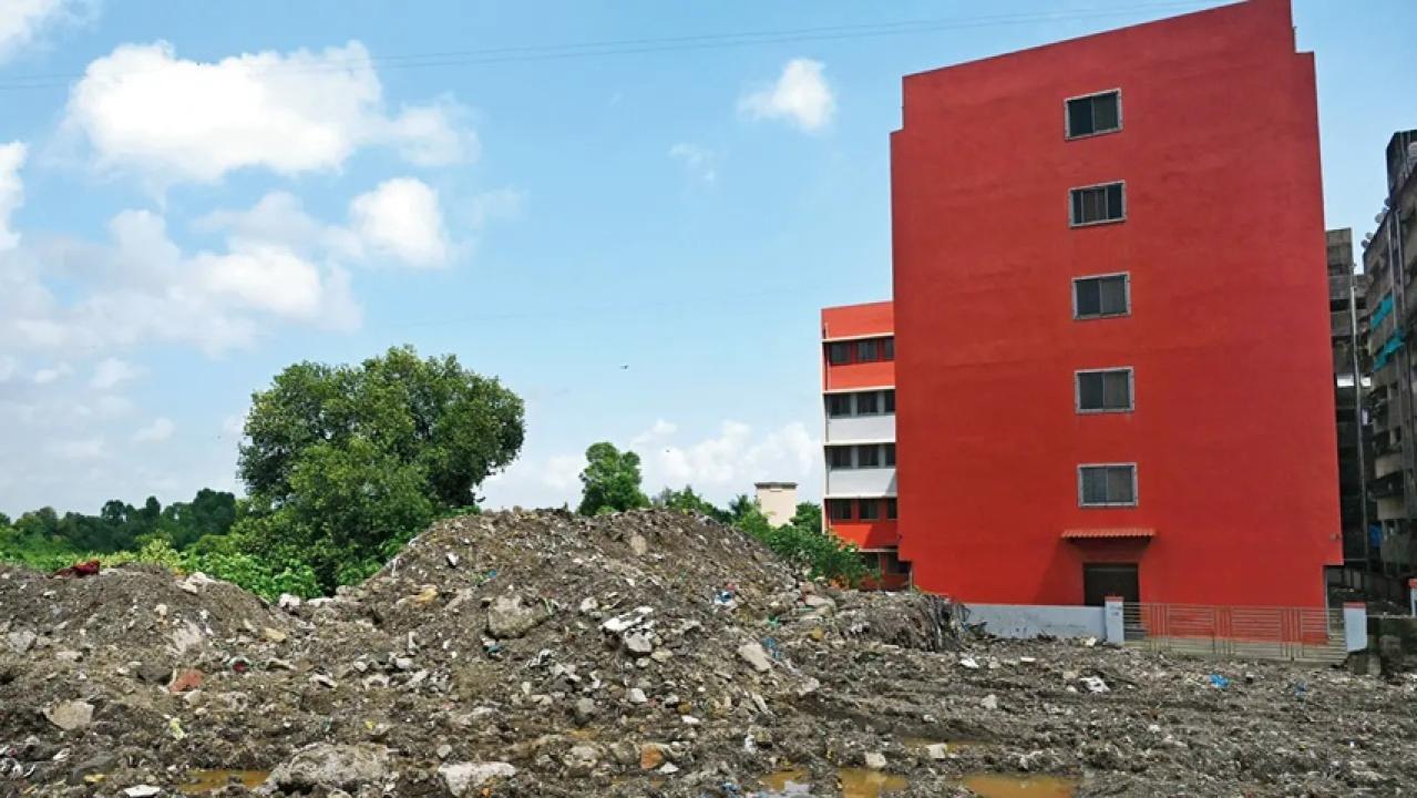 Iकचरा हटाने के बाद भी गोवंडी स्कूल तक पहुंचने का रास्ता अधूरा