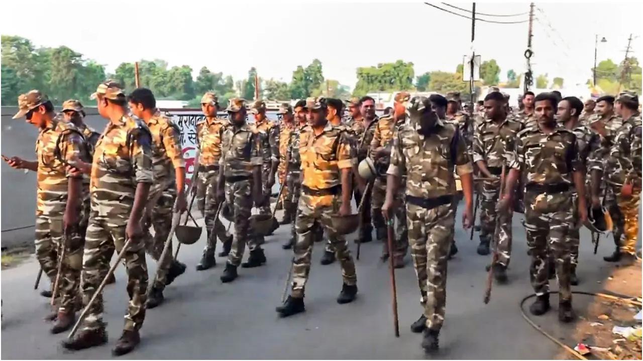 उत्तर प्रदेश के बरेली में दशहरा उत्सव की पूर्व संध्या पर रूट मार्च के दौरान सुरक्षाकर्मी चलते हुए. तस्वीर/पीटीआई