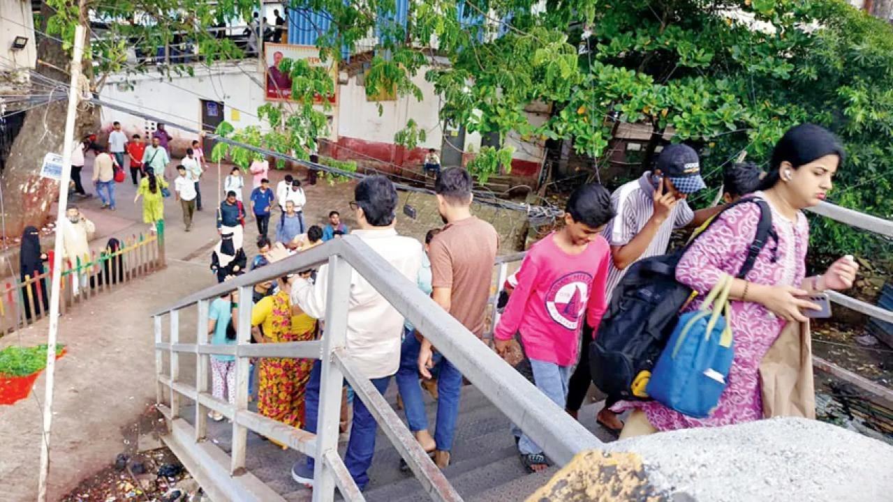 Iलंबे इंतजार के बाद सायन में नया फुट ओवरब्रिज चालू, यात्रियों को मिली राहत
