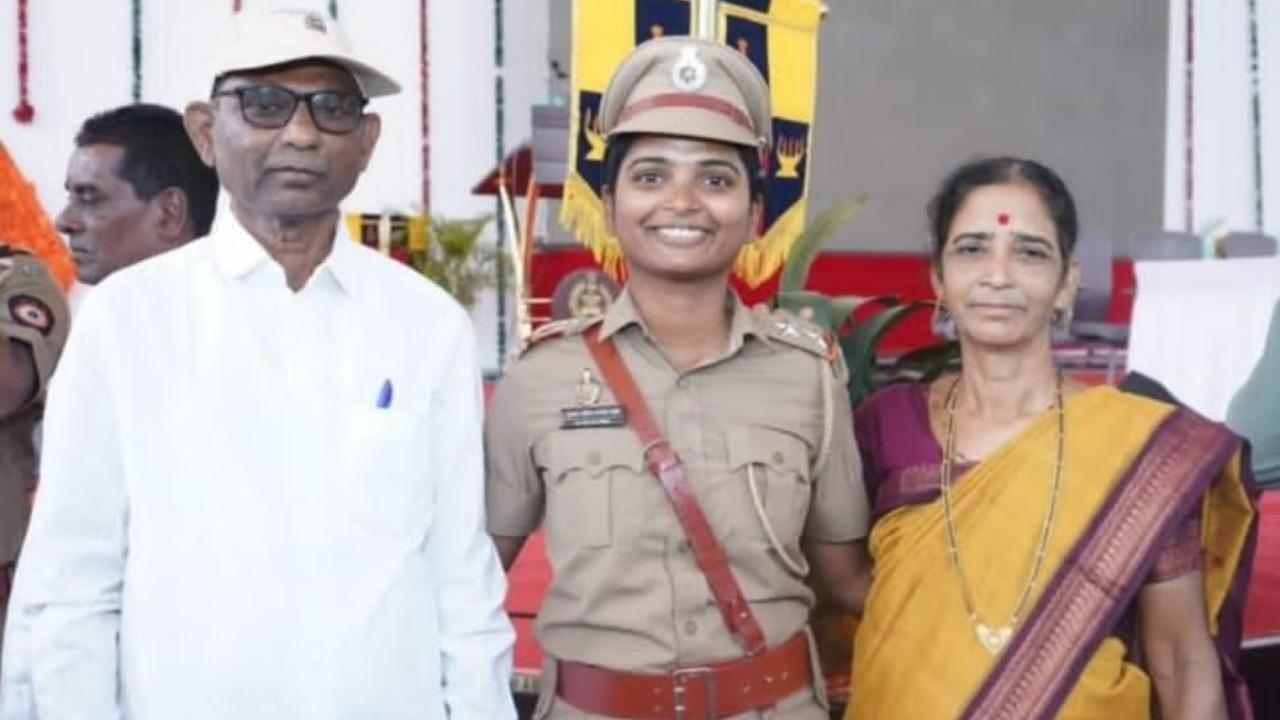 सुजाता रामचन्द्र मडके अपने माता-पिता के साथ