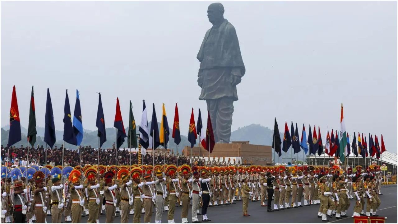 भारत-तिब्बत सीमा पुलिस (आईटीबीपी) के जवानों ने स्टैच्यू ऑफ यूनिटी पर आयोजित राष्ट्रीय एकता दिवस समारोह में अपनी कला का प्रदर्शन किया. तस्वीर/पीटीआई
