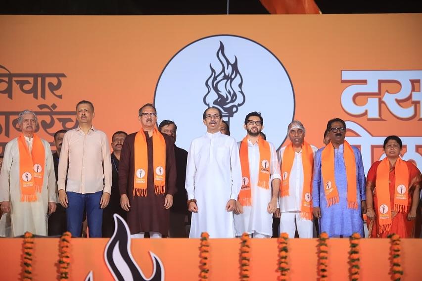 यह बयान महज़ भावनात्मक अपील नहीं था, बल्कि शिवसेना और मनसे की संभावित नज़दीकी का राजनीतिक संकेत भी था. दशकों से अलग-अलग राह चल रहे ठाकरे भाई अगर साथ आते हैं, तो मुंबई महानगरपालिका (बीएमसी) चुनाव ही नहीं, बल्कि महाराष्ट्र की राजनीति में बड़ा बदलाव आ सकता है.