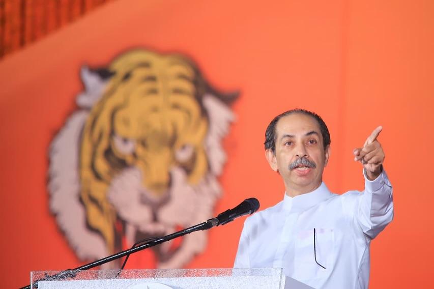 उद्धव ने अपने लगभग 40 मिनट के संबोधन में भाजपा और प्रधानमंत्री नरेंद्र मोदी पर करारा हमला बोला, किसानों की बदहाली को सरकार की विफलता बताया, मुंबई की जर्जर बुनियादी सुविधाओं पर सवाल उठाए और सबसे अहम—अपने चचेरे भाई राज ठाकरे की महाराष्ट्र नवनिर्माण सेना (मनसे) के साथ संभावित गठबंधन का संकेत भी दे डाला.