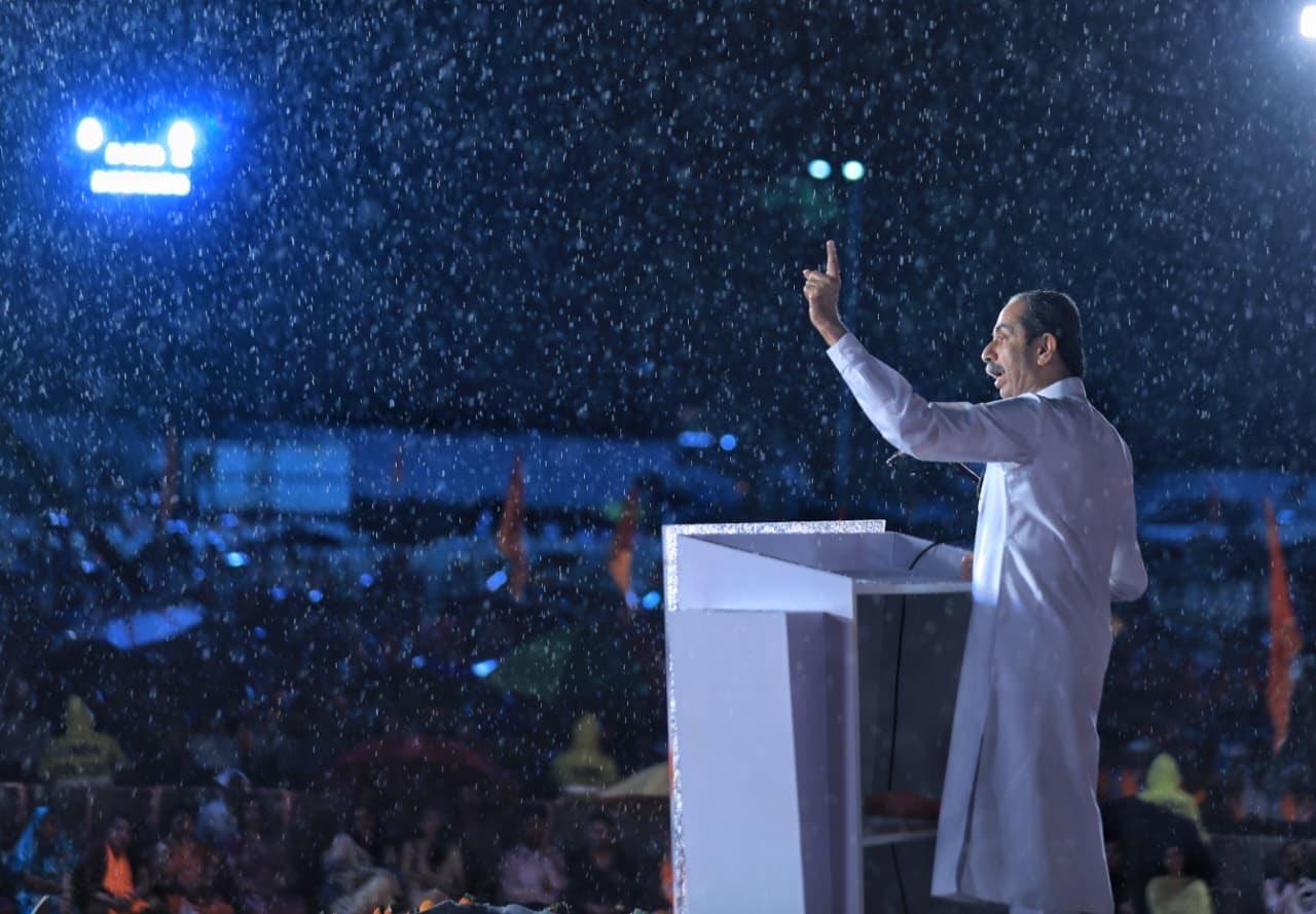 भाजपा की नीतियों की तुलना करते हुए उन्होंने कहा कि यह पार्टी “अमीबा” की तरह है, जो समाज को “पेट खराब होने” की तरह अस्थिर कर देती है और देश की शांति को छिन्न-भिन्न कर देती है.