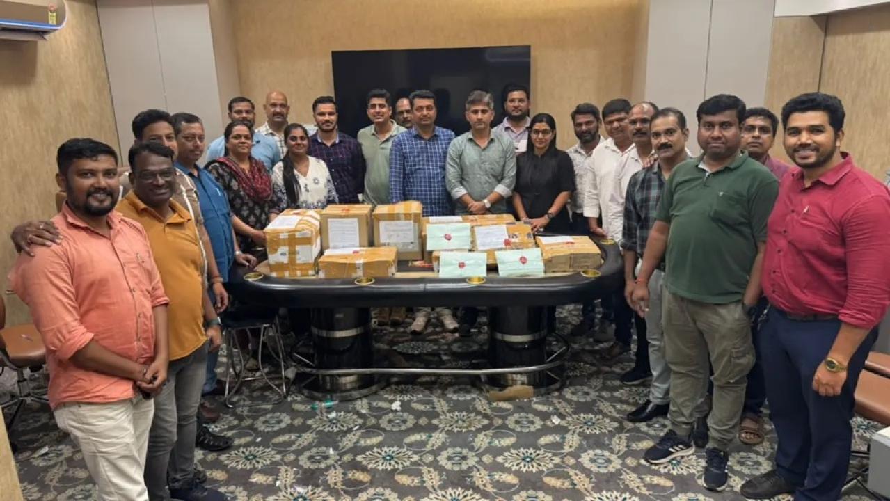 पुलिस ने 1.5 लाख रुपये नकद, 3.3 करोड़ रुपये से अधिक के जुआ उपकरण, एक डिजिटल भुगतान मशीन और 10,000 रुपये की विदेशी शराब जब्त की है.