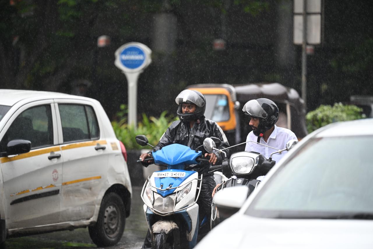 उन्होंने बताया कि शनिवार तक शहर और उपनगरों में तेज़ हवाओं के साथ भारी बारिश हो सकती है.