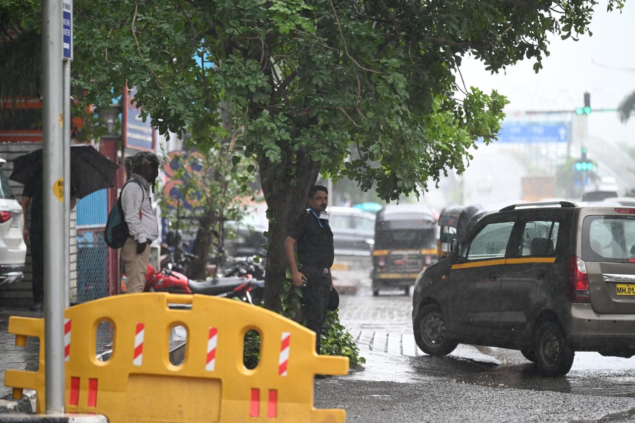 नगर निगम (बीएमसी) ने नागरिकों को सतर्क रहने की अपील की है और जलजमाव वाले इलाकों पर नजर रखी जा रही है.