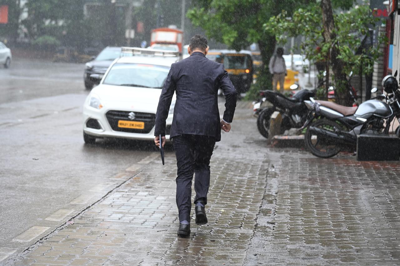 आपदा प्रबंधन विभाग ने कहा कि शहर में फिलहाल किसी तरह की बड़ी बाधा या नुकसान की खबर नहीं है, लेकिन अगर बारिश तेज़ होती है तो ट्रैफिक पर असर पड़ सकता है.