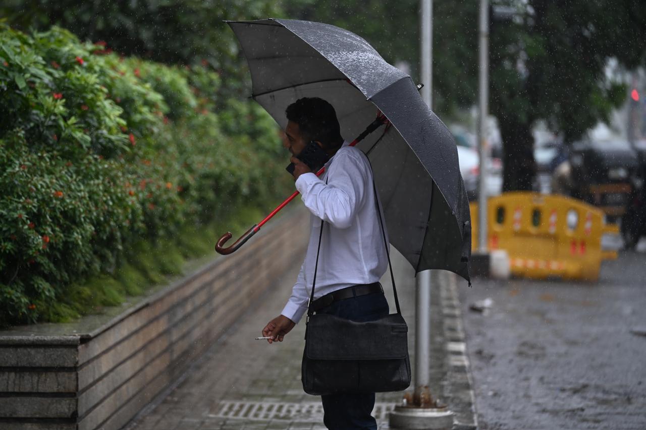 इसके असर से शनिवार तक मुंबई और आसपास के जिलों — ठाणे, रायगढ़ और पालघर — में बारिश की तीव्रता बढ़ने की संभावना है. मौसम विभाग ने अगले 48 घंटों में 100 मिमी तक वर्षा होने का अनुमान जताया है.