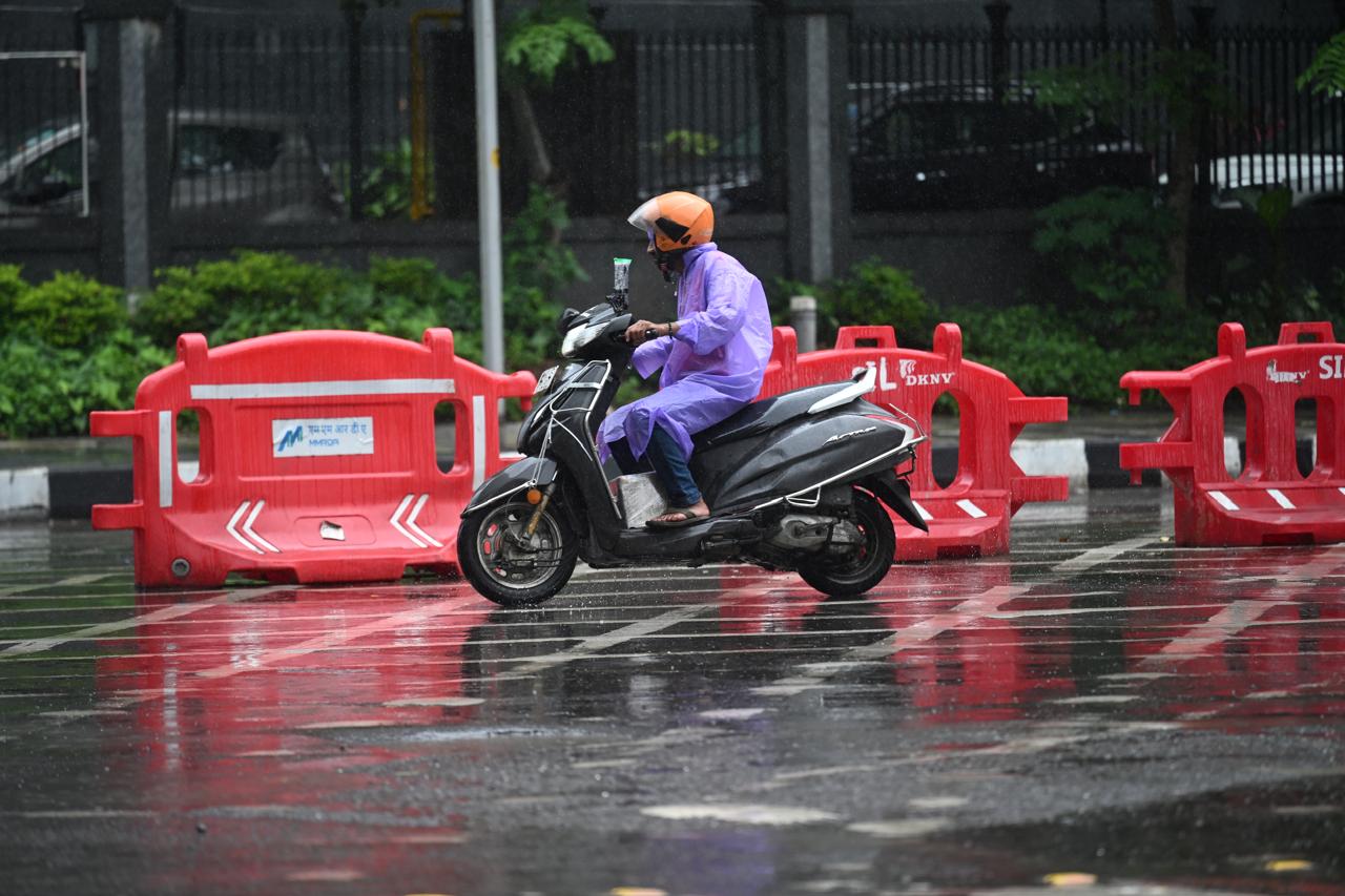 बारिश के इस दौर ने मुंबई की रफ्तार को थोड़ा धीमा जरूर किया है, लेकिन शहर की खूबसूरती और रिमझिम फुहारों ने लोगों के चेहरे पर मुस्कान ला दी है.
