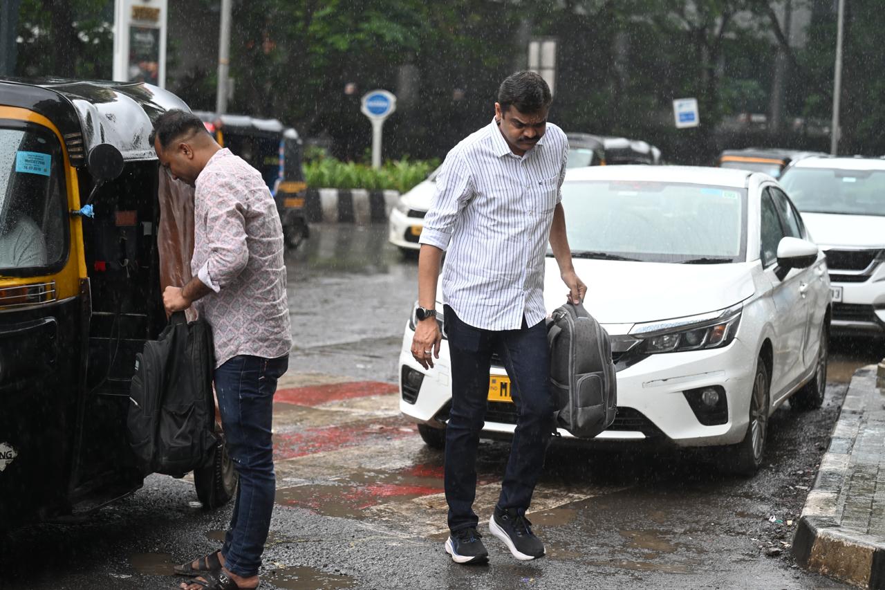 मौसम विशेषज्ञों का कहना है कि यह बारिश “पोस्ट-मानसून एक्टिविटी” का हिस्सा है, जो अरब सागर के ऊपर सक्रिय दबाव प्रणाली के कारण हो रही है.