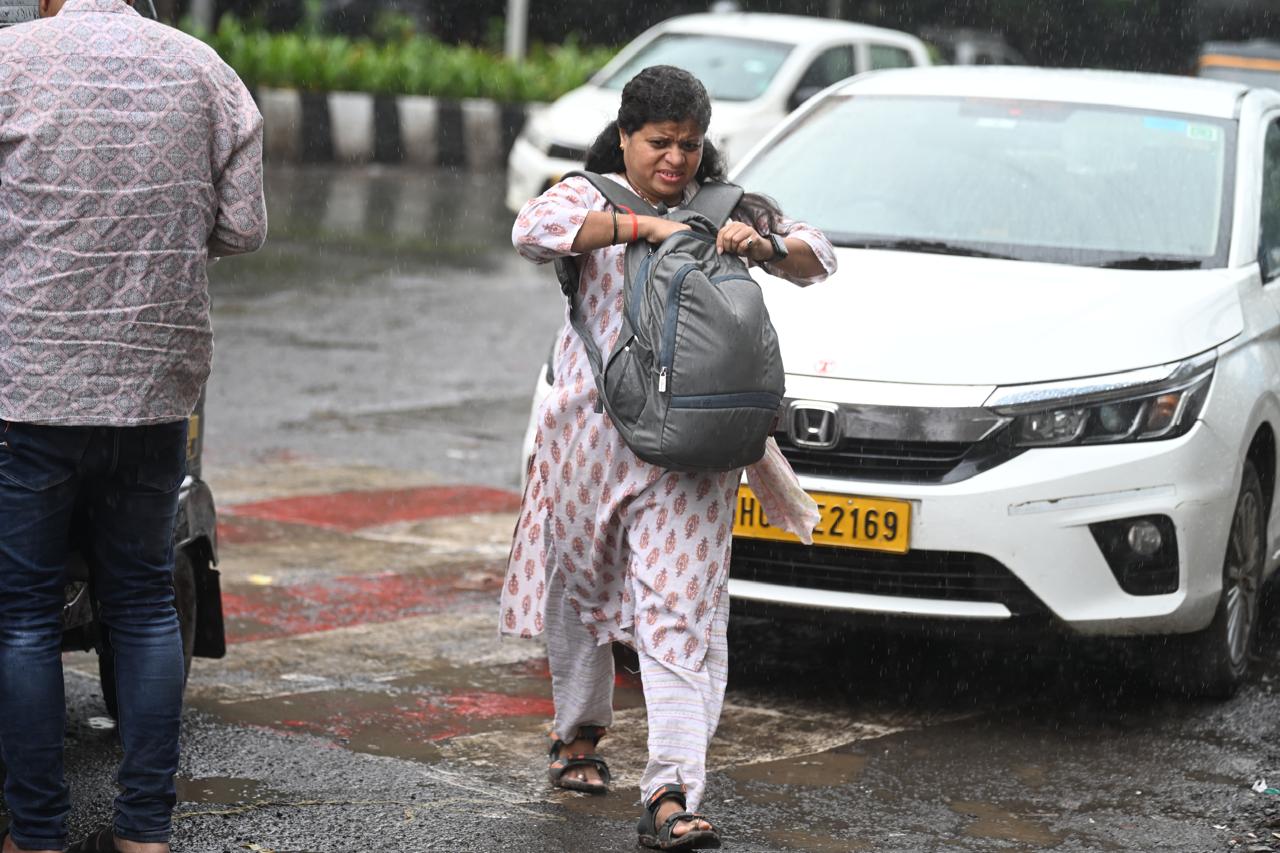 बारिश के बीच मुंबईकरों ने सोशल मीडिया पर भी शहर की खूबसूरत तस्वीरें साझा कीं — कुछ में लोग कॉफी पीते हुए खिड़की से बारिश का नज़ारा देख रहे थे, तो कुछ में ऑफिस के रास्ते पर भीगते मुस्कुराते चेहरे नजर आए.