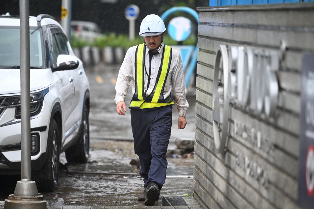 बीकेसी की सड़कों पर ऑफिस जाते हुए लोग छतरियों के साथ नजर आए. कई जगहों पर वाहन चालकों को फिसलन भरी सड़कों पर सावधानी बरतनी पड़ी, वहीं मेट्रो और लोकल ट्रेनों में सामान्य भीड़ देखी गई.