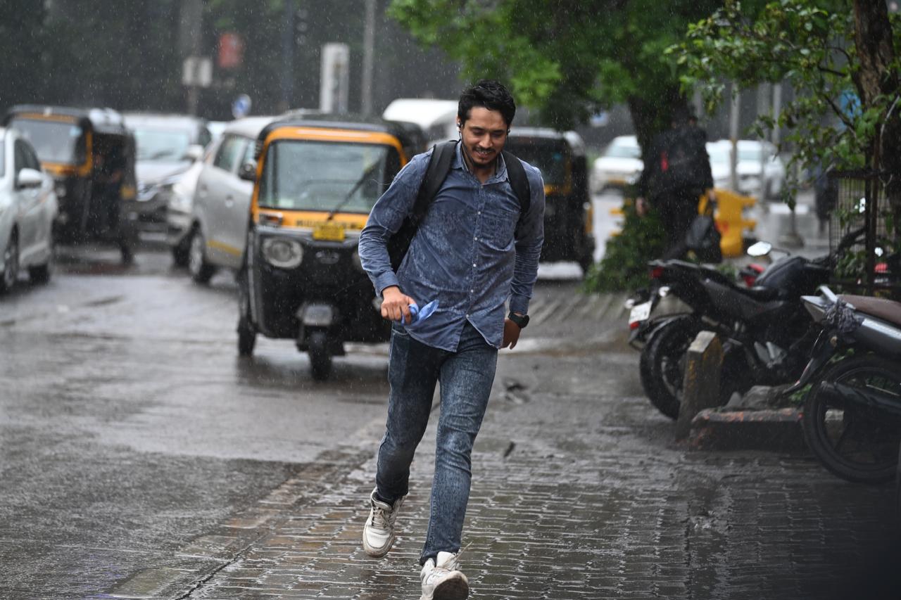 यह सिस्टम धीरे-धीरे उत्तर-पूर्व दिशा में बढ़ रहा है और अगले 12 घंटों में महाराष्ट्र के तटीय क्षेत्रों के करीब पहुंच जाएगा.