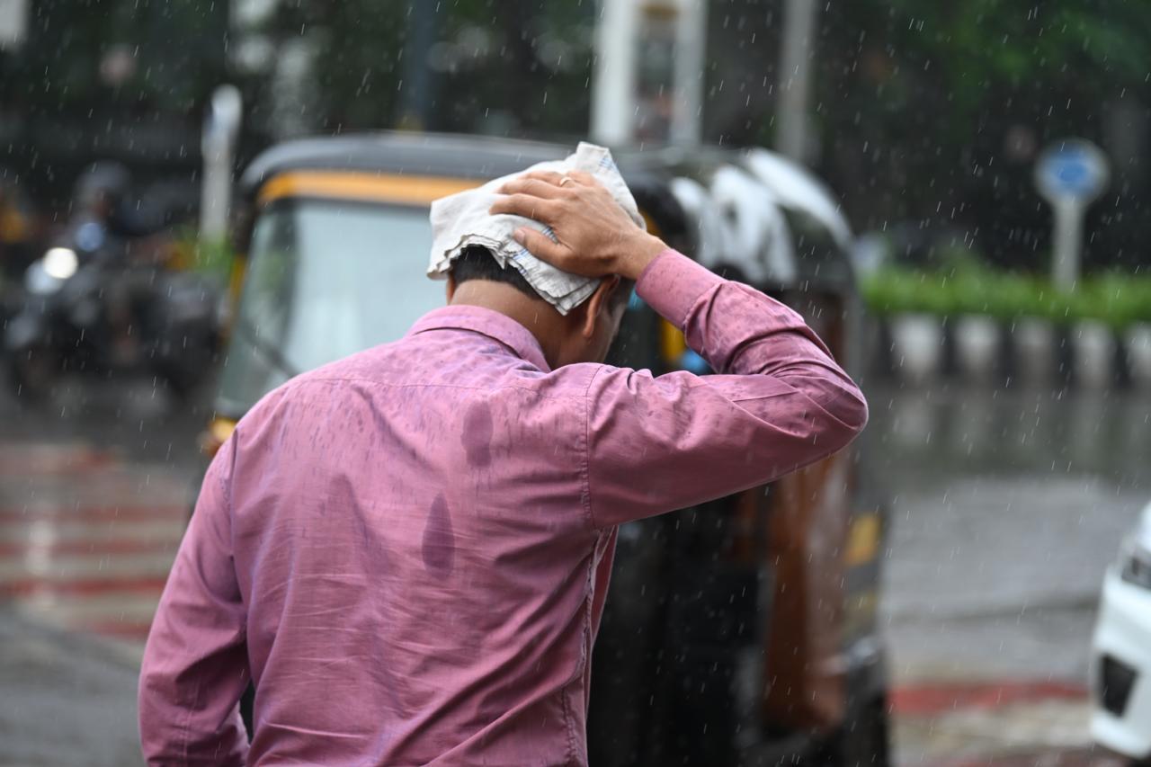 शुक्रवार सुबह बीकेसी (BKC), दादर, अंधेरी, बांद्रा, कुर्ला, चेंबूर और ठाणे में हल्की से मध्यम बारिश दर्ज की गई.