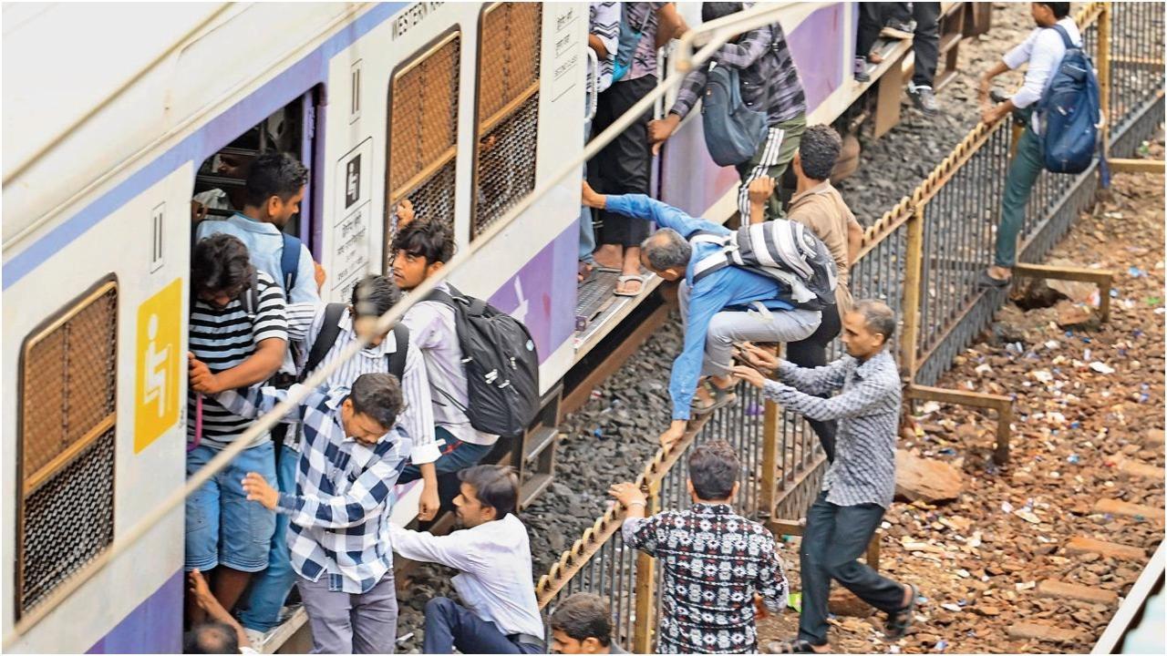 बोरीवली में यात्री प्लेटफ़ॉर्म के बजाय पटरियों से ट्रेन में चढ़ते हैं. चित्र/निमेश दवे