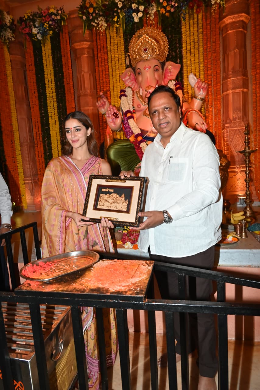 गणेशोत्सव के दौरान मुंबई के विभिन्न मंडलों में सितारों की मौजूदगी आम बात है, लेकिन अनन्या पांडे का यह अंदाज विशेष रूप से चर्चा में रहा. 