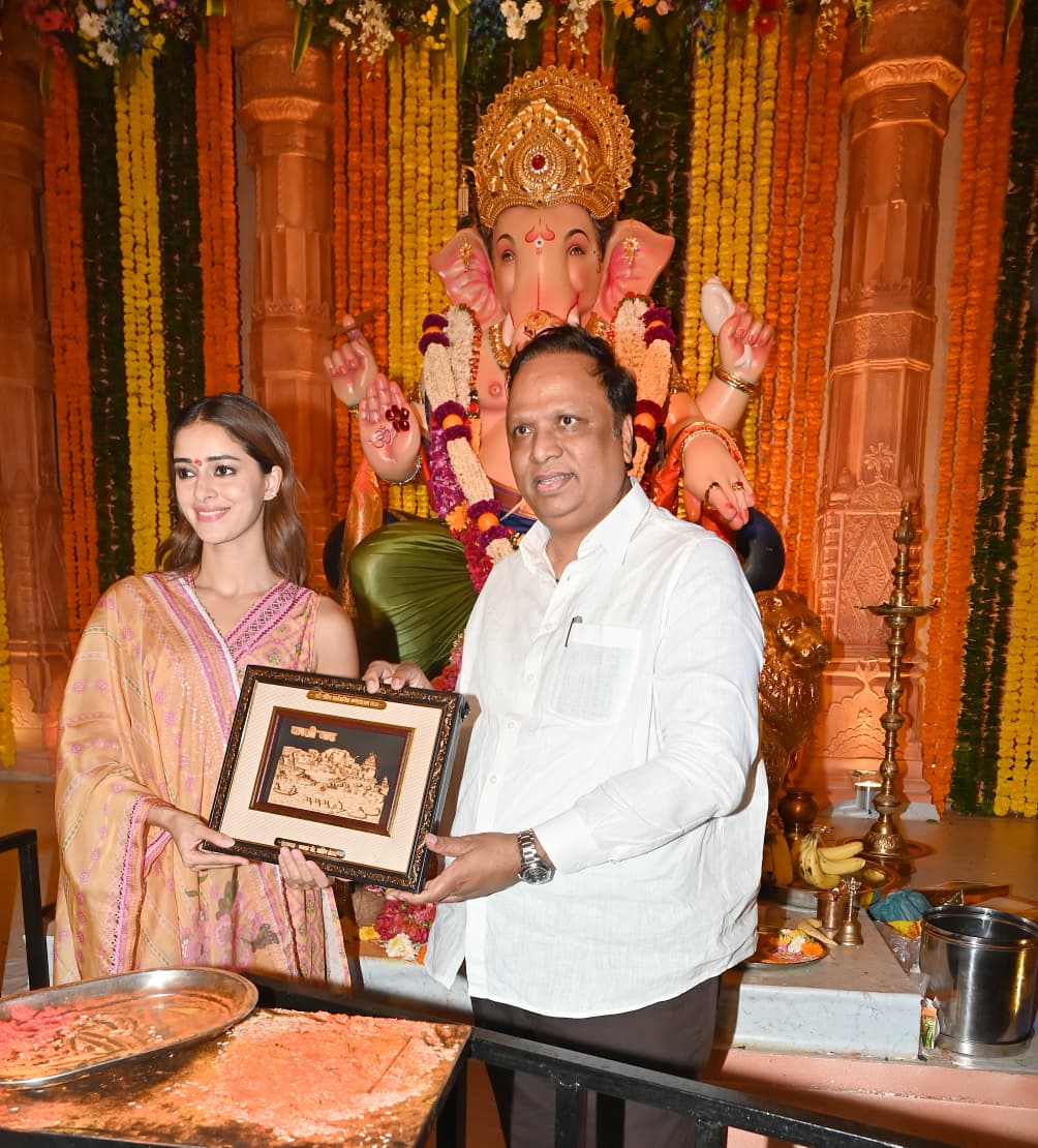 अनन्या पांडे का दर्शन के लिए पहुंचना वहां मौजूद लोगों के लिए एक खास क्षण रहा. उनके सादगी भरे अंदाज ने जहां श्रद्धालुओं का दिल जीता, वहीं इसने यह भी दर्शाया कि फिल्मी सितारे भी परंपरा और आस्था के रंग में बखूबी घुल-मिल जाते हैं.