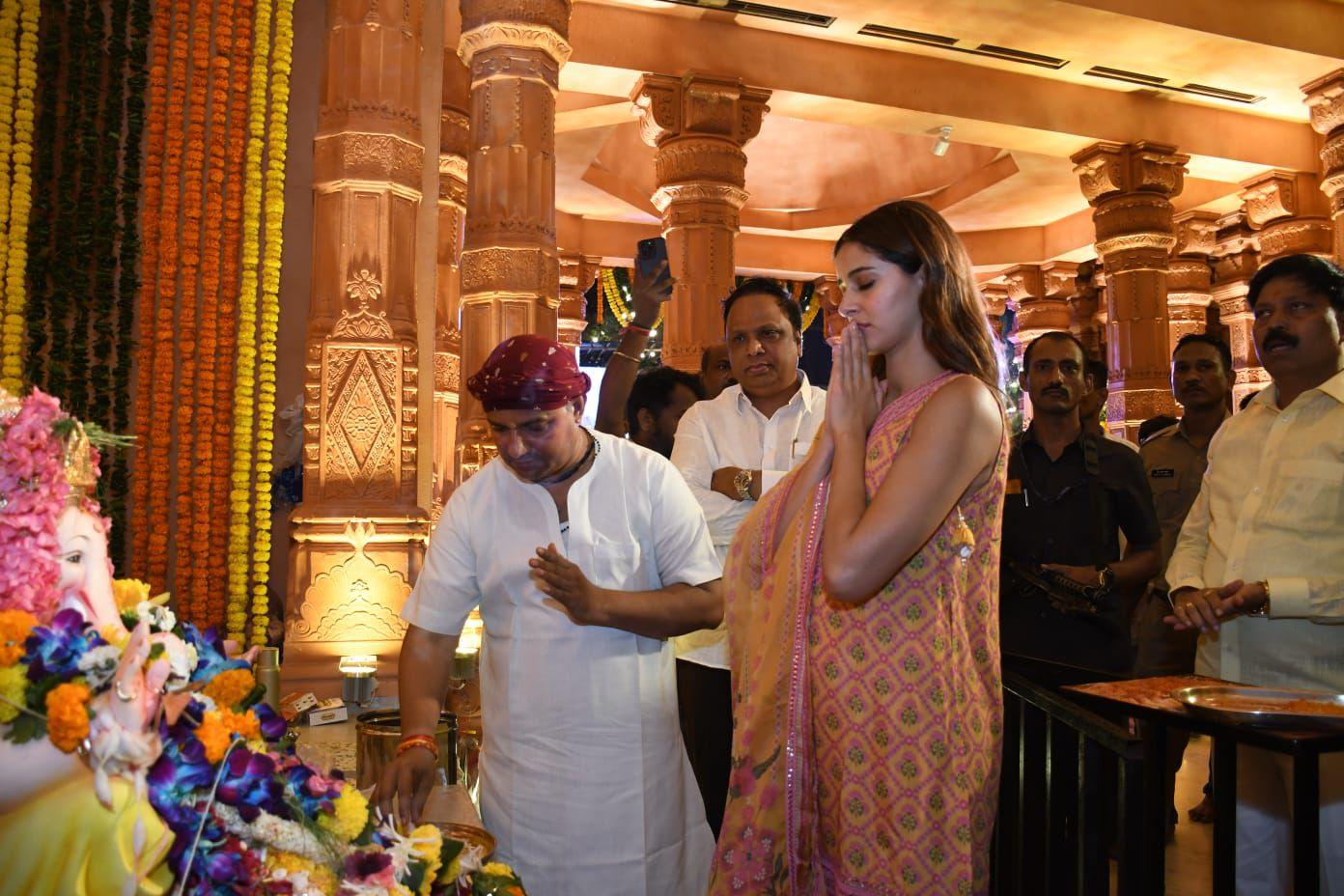 उन्होंने गणपति बप्पा से आशीर्वाद लेते हुए परंपरा और संस्कृति के इस अनोखे संगम को करीब से महसूस किया. गणेश मूर्ति के सामने हाथ जोड़कर प्रार्थना करते हुए अनन्या का सादगी भरा रूप वहाँ मौजूद भक्तों और प्रशंसकों को काफी प्रभावित कर गया.