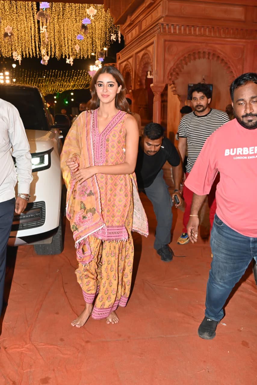 गणेशोत्सव के इन दिनों में हर रोज़ किसी न किसी सेलिब्रिटी की उपस्थिति से मंडल की रौनक और बढ़ जाती है. 