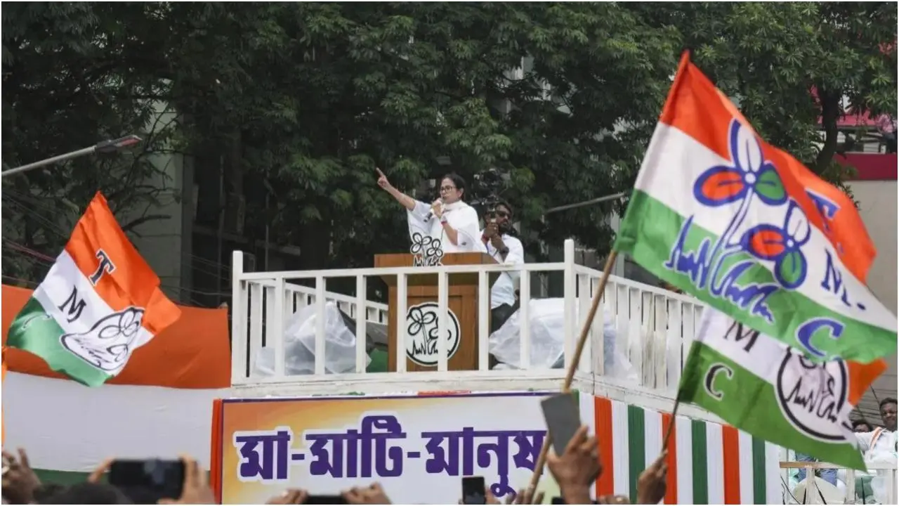 Iभारतीय सेना ने ममता के विरोध प्रदर्शन के मंच को किया ध्वस्त