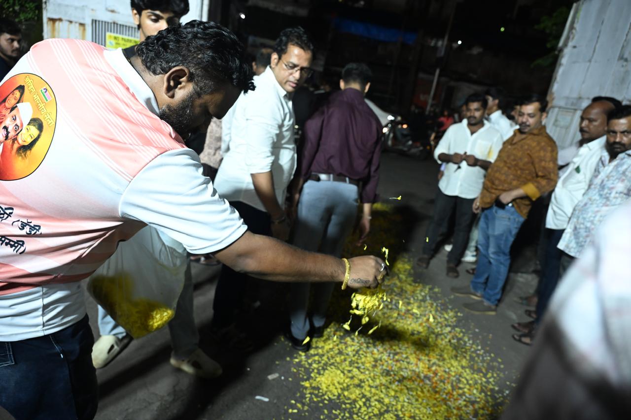 सुप्रीम कोर्ट ने हाल ही में गवली की जमानत याचिका मंजूर की, जिसके बाद उनकी रिहाई संभव हो सकी. कानूनी जानकारों का मानना है कि गवली की उम्र, स्वास्थ्य और जेल में बिताए लंबे समय को देखते हुए अदालत ने यह फैसला दिया है.