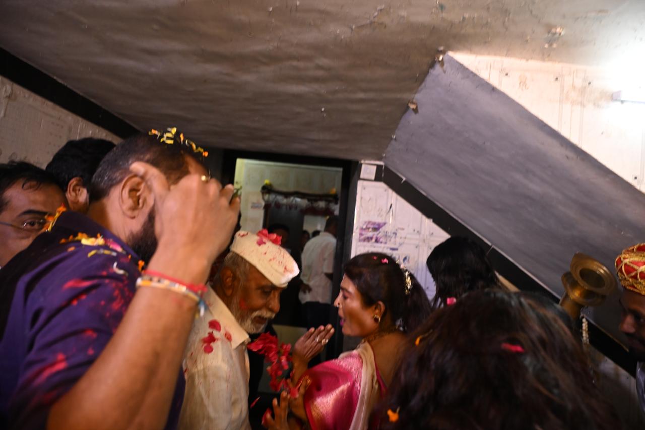 गवली, जो पहले अंडरवर्ल्ड से जुड़ी गतिविधियों के लिए पहचाने जाते थे, बाद में राजनीति में भी सक्रिय हो गए थे. उन्होंने अपनी पार्टी `अखिल भारतीय सेना` बनाई और खुद विधायक भी बने.