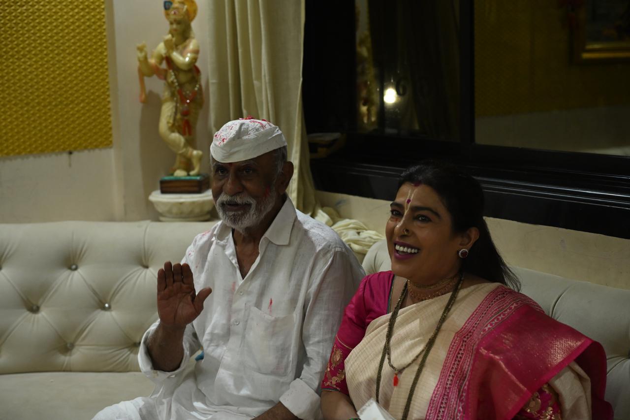 बड़ी संख्या में समर्थक उनके घर के बाहर इकट्ठा हुए और पटाखे फोड़े. मिठाई बांटते हुए लोगों ने गवली के जेल से बाहर आने की खुशी मनाई.